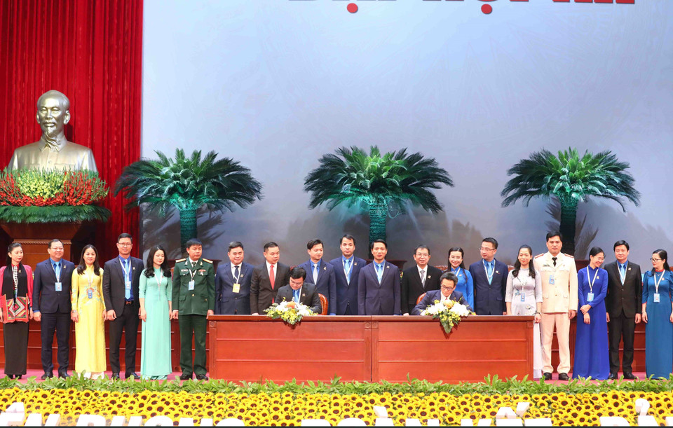 Phó Thủ tướng Vũ Đức Đam và Bí thư thứ nhất Trung ương Đoàn Bùi Quang Huy ký kết Nghị quyết liên tịch giữa Chính phủ và Ban Chấp hành Trung ương Đoàn giai đoạn 2022-2027. (Ảnh: Phạm Kiên/TTXVN)
