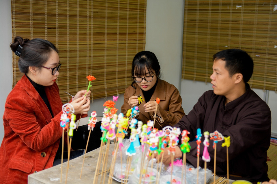 Xuyên suốt sự kiện là các tiết mục nghệ thuật sôi động và các hoạt động dân gian đặc sắc như đi cà kheo, trống hội, ông đồ cho chữ, nặn tò he… (Ảnh: Đức Anh)