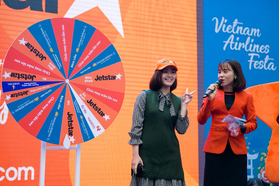 Hàng trăm phần quà giá trị như vé máy bay miễn cước, vé bay trị giá 1 triệu đồng, voucher sử dụng dịch vụ tại sân bay, voucher nghỉ dưỡng VinOasis và VinPearl Discovery… đã tìm thấy chủ nhân. (Ảnh: Đức Anh)