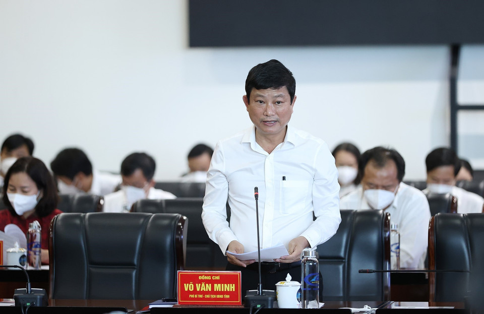 Chủ tịch UBND tỉnh Bình Dương Võ Văn Minh báo cáo tình hình phát triển kinh tế-xã hội của tỉnh. (Ảnh: Dương Giang/TTXVN)