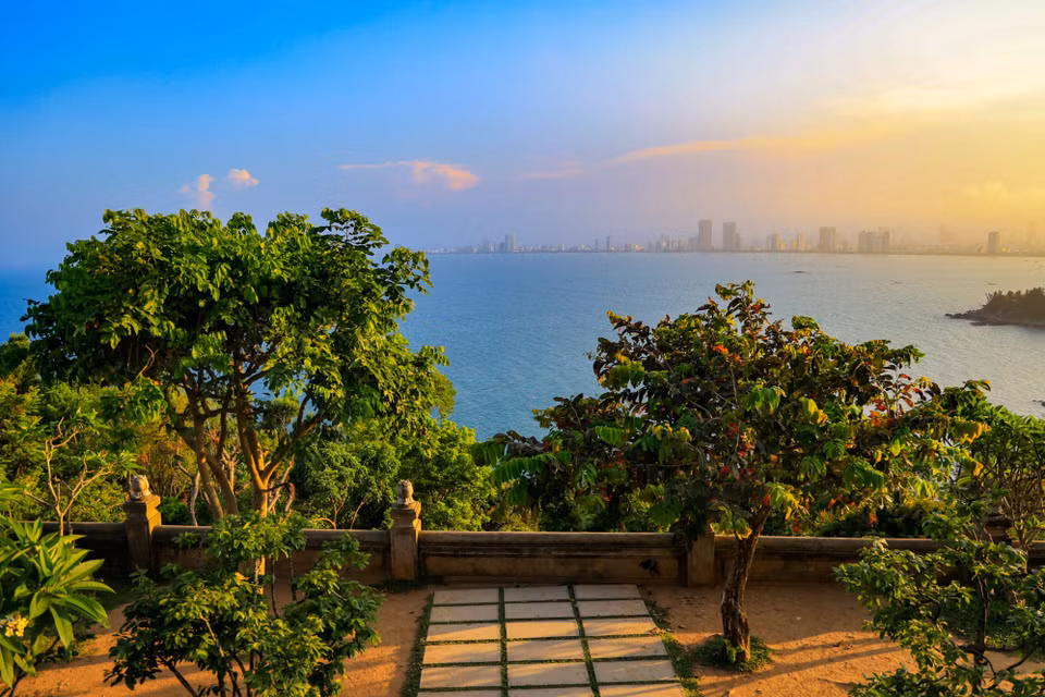 Ngôi chùa nằm có góc nhìn vượt tầm mắt, bao trọn vùng biển xanh thơ mộng. (Ảnh: Minh Hiếu/Vietnam+)