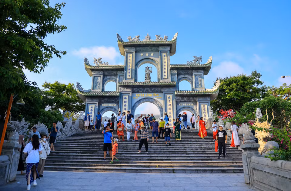 Tọa lạc trên đỉnh núi làng Hòa Hải, bán đảo Sơn Trà (Đà Nẵng), chùa Linh Ứng-Bãi Bụt là một trong những địa điểm tham quan, du lịch tâm linh không thể bỏ qua cho những ai yêu thích sự hòa quyện giữa linh thiêng và yên bình. (Ảnh: Minh Hiếu/Vietnam+)