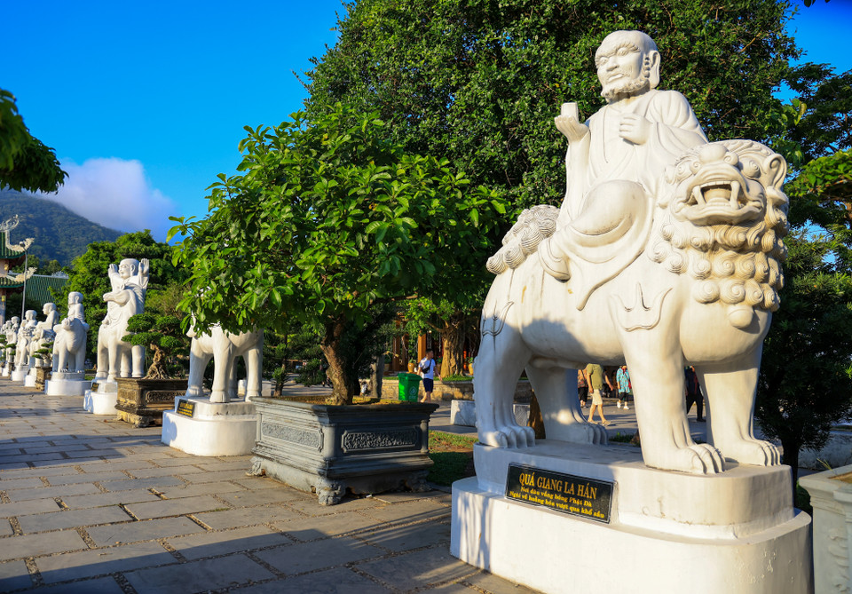 Trong khuôn viên sân chùa, ở lối vào chính điện là nơi trưng bày pho tượng Phật Bổn Sư Thích Ca Mâu Ni cùng pho Phật Bà Quan Thế Âm, Tam Tạng Phật. Bốn vị Thần Long Hộ Pháp và 18 vị La Hán được sắp xếp hai hàng hai bên đường vào. (Ảnh: Minh Hiếu/Vietnam+)