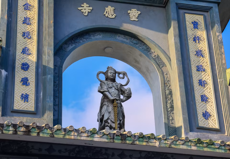 Chùa được thiết kế, chạm trổ với lối kiến trúc truyền thống Việt Nam. (Ảnh: Minh Hiếu/Vietnam+)