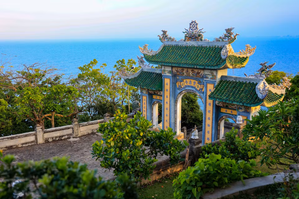 Đứng từ trên cao ngắm bãi biển xanh ngắt, những đàn chim bay lượn và nghe tiếng sóng vỗ bờ, tâm hồn ta bỗng trở nên nhẹ nhàng và thanh thản hơn... (Ảnh: Minh Hiếu/Vietnam+)