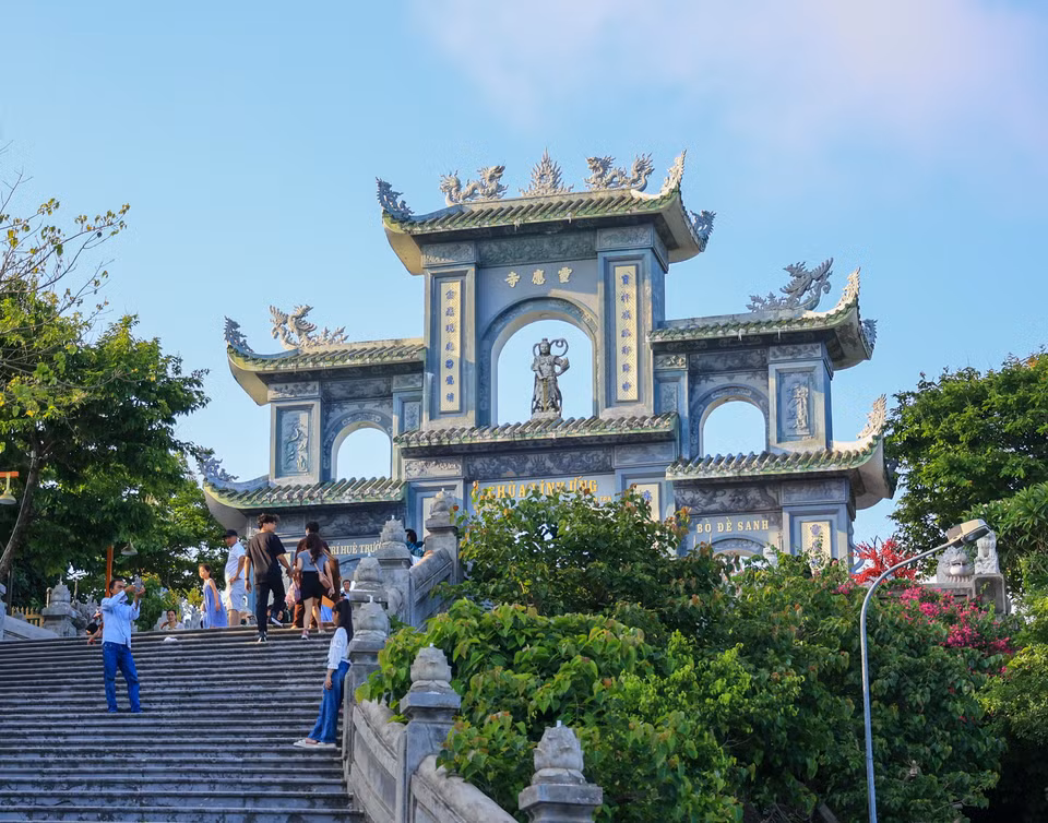 Chùa Linh Ứng nằm tại khu vực Bãi Bụt, bán đảo Sơn Trà, cách trung tâm thành phố Đà Nẵng 10km về hướng Đông Bắc, ở độ cao 693mét so với mực nước biển, do cố Hòa thượng Thích Thiện Nguyên khai sơn. Chùa khánh thành vào ngày 30/7/2010 (ngày 19/6 năm Canh Dần). (Ảnh: Minh Hiếu/Vietnam+)