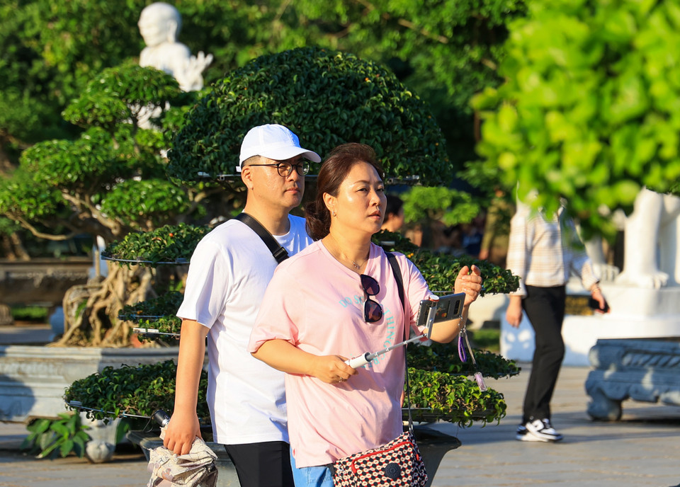 Nhiều khách du lịch nước ngoài đang vãn cảnh tại chùa. (Ảnh: Minh Hiếu/Vietnam+)