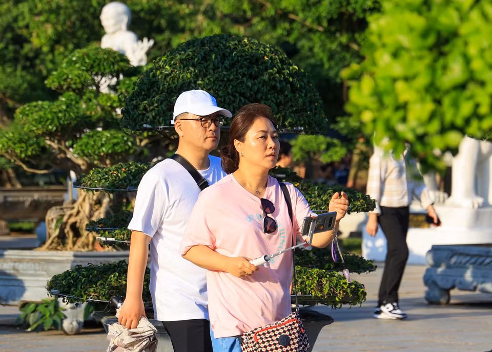 Nhiều khách du lịch nước ngoài đang vãn cảnh tại chùa. (Ảnh: Minh Hiếu/Vietnam+)
