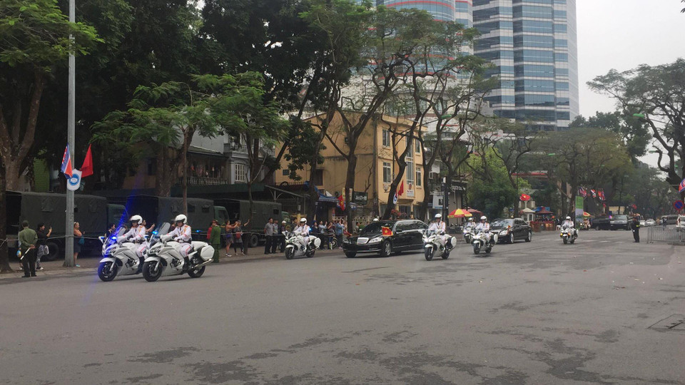Đoàn xe đưa Chủ tịch Kim Jong-un rời khỏi khách sạn Melia sáng 2/3. (Ảnh: PV/Vietnam+)