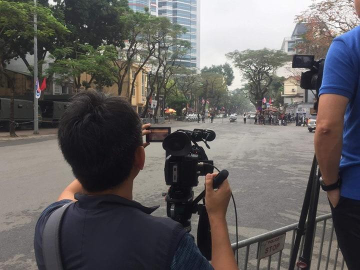 An ninh được thắt chặt, các phóng viên cũng đã túc trực để ghi lại những hình ảnh này. (Ảnh: PV/Vietnam+)