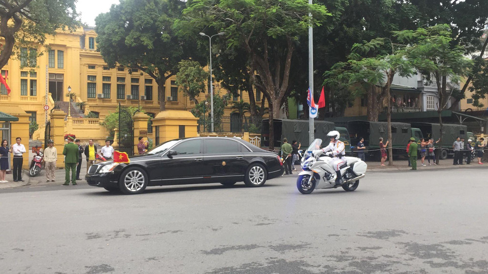 Theo lịch trình dự kiến, sau khi viếng Lăng Chủ tịch Hồ Chí Minh, đặt vòng hoa tại Đài tưởng niệm các Anh hùng Liệt sĩ, Chủ tịch Triều Tiên Kim Jong-un sẽ rời Hà Nội đi Lạng Sơn để trở về nước từ Ga Đồng Đăng. (Ảnh: PV/Vietnam+)