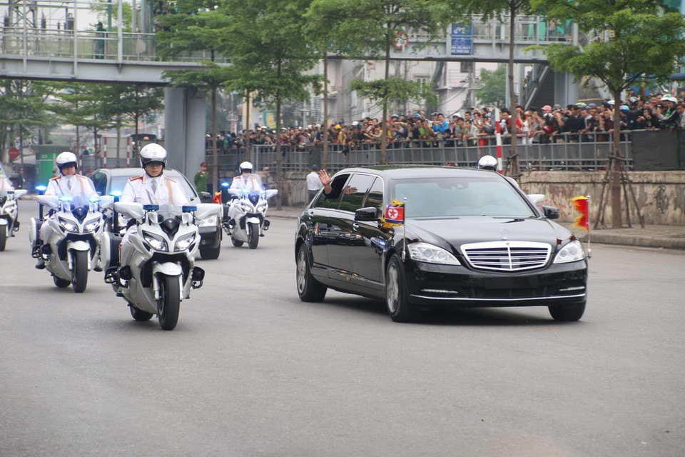Đoàn xe dưới dự bảo vệ nghiêm ngặt. (Ảnh: PV/Vietnam+)