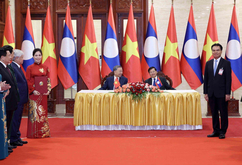 Chủ tịch nước Tô Lâm và Tổng Bí thư, Chủ tịch nước Lào Thongloun Sisoulith chứng kiến Lễ trao các văn kiện hợp tác. (Ảnh: Nhan Sáng/TTXVN)