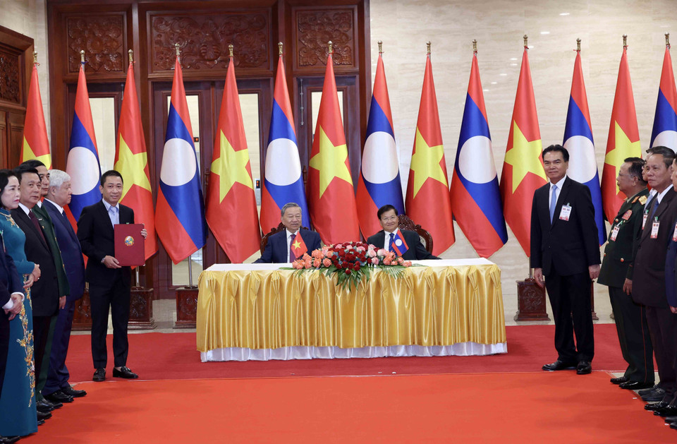 Chủ tịch nước Tô Lâm và Tổng Bí thư, Chủ tịch nước Lào Thongloun Sisoulith chứng kiến Lễ trao các văn kiện hợp tác. (Ảnh: Nhan Sáng/TTXVN)