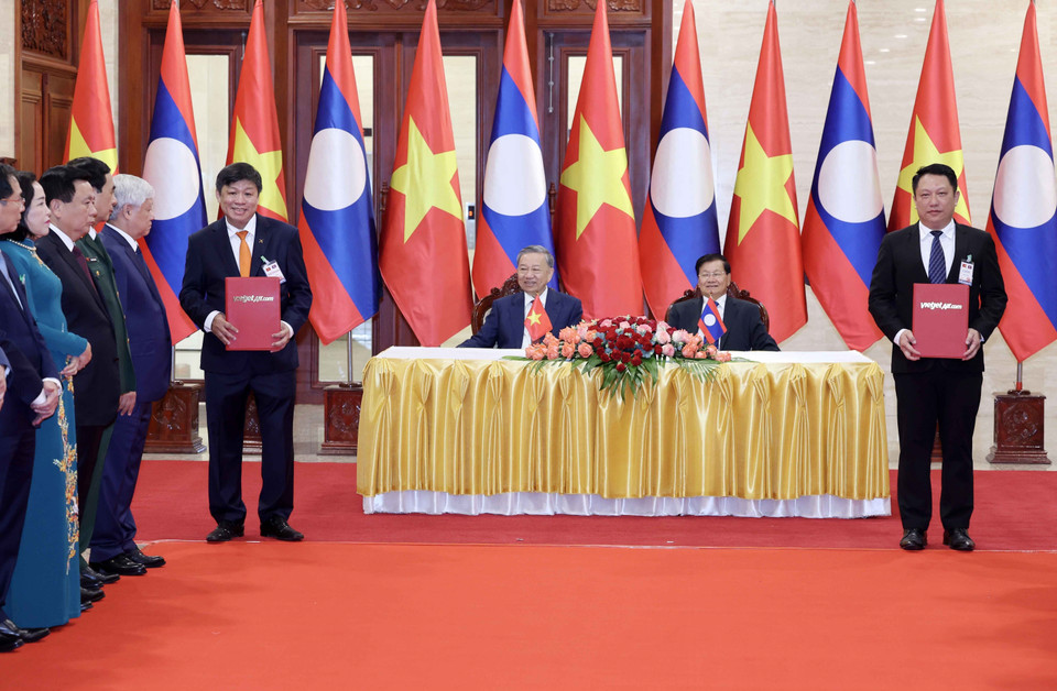 Chủ tịch nước Tô Lâm và Tổng Bí thư, Chủ tịch nước Lào Thongloun Sisoulith chứng kiến Lễ trao các văn kiện hợp tác. (Ảnh: Nhan Sáng/TTXVN)