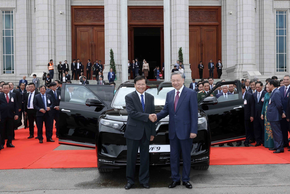 Chủ tịch nước Tô Lâm trao xe ôtô Vinfast VF9 cho Tổng Bí thư, Chủ tịch nước Lào Thongloun Sisoulith. (Ảnh: Nhan Sáng/TTXVN)