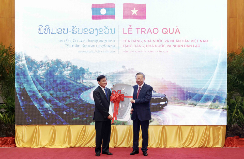 Chủ tịch nước Tô Lâm thực hiện nghi thức trao chìa khoá xe ôtô Vinfast VF9 cho Tổng Bí thư, Chủ tịch nước Lào Thongloun Sisoulith. (Ảnh: Nhan Sáng/TTXVN)