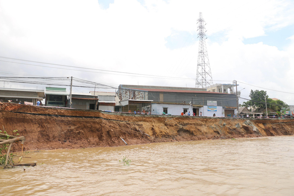 Vị trí sạt lở trên tuyến quốc lộ 91. (Ảnh: Công Mạo/TTXVN)