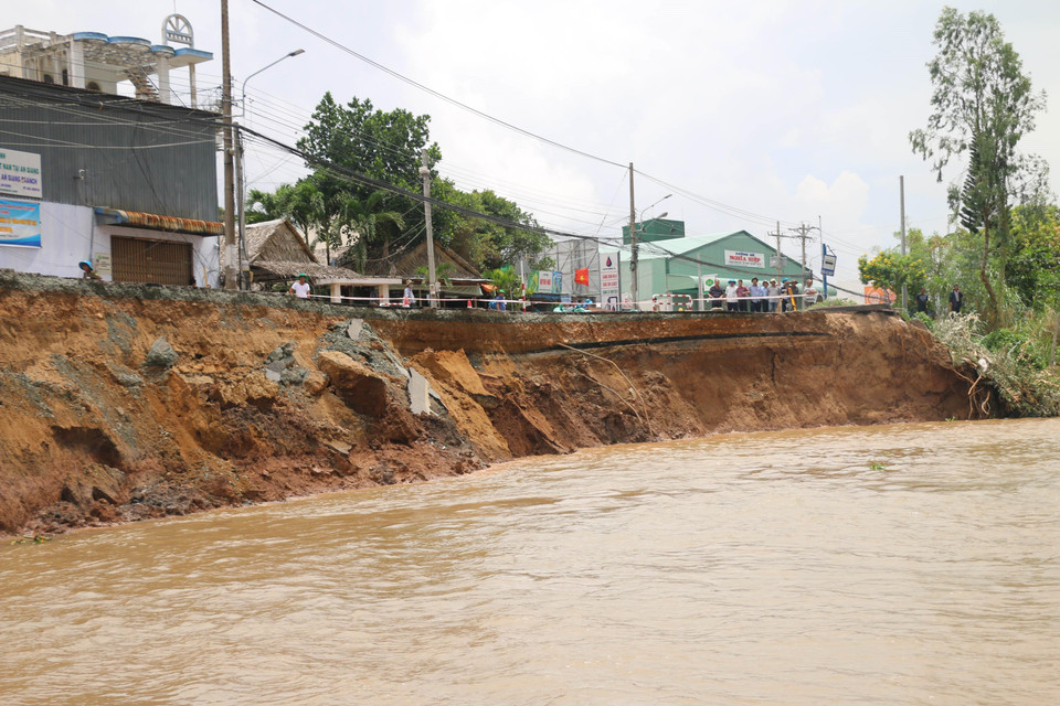 Vị trí sạt lở trên tuyến quốc lộ 91. (Ảnh: Công Mạo/TTXVN)