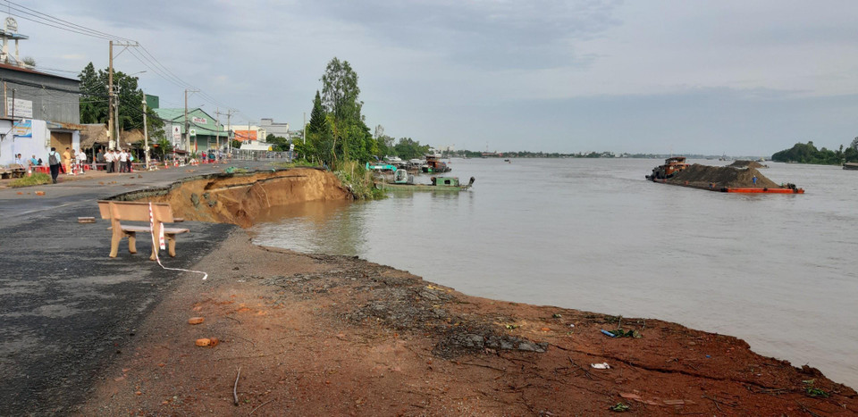 Rạng sáng ngày 1/8, tuyến Quốc lộ 91, đoạn qua ấp Bình Tân, xã Bình Mỹ, huyện Châu Phú, tỉnh An Giang liên tục xảy ra sạt lở. (Ảnh: Công Mạo/TTXVN)