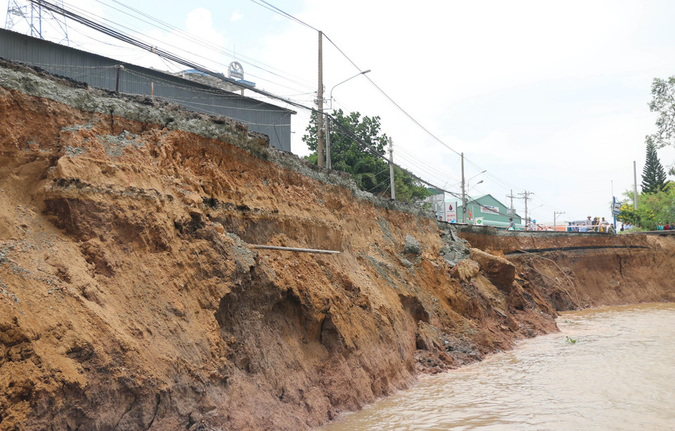 Vị trí sạt lở trên tuyến quốc lộ 91. (Ảnh: Công Mạo/TTXVN)