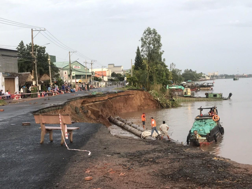 1/2 mặt đường nhựa Quốc lộ 91 với chiều dài 85m tăng về phía hạ lưu bị sụp hoàn toàn xuống sông Hậu, sạt lở tiếp tục đe dọa đến 26 hộ dân nằm trong vùng cảnh báo. (Ảnh: Công Mạo/TTXVN)