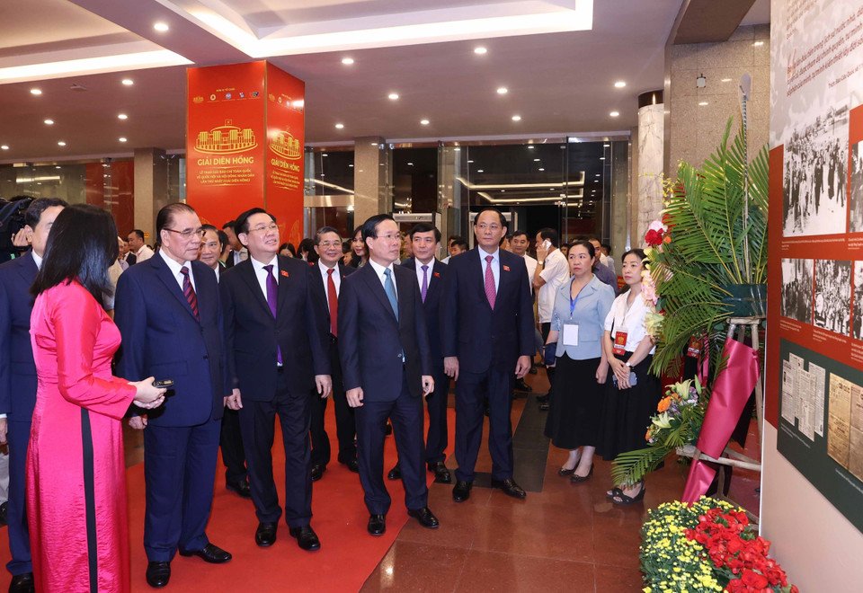 Chủ tịch nước Võ Văn Thưởng, Chủ tịch Quốc hội Vương Đình Huệ và các đại biểu tham quan Triển lãm "Báo chí với hoạt động của Quốc hội, Hội đồng Nhân dân và Khoảnh khắc Diên Hồng". (Ảnh: Thống Nhất/TTXVN)