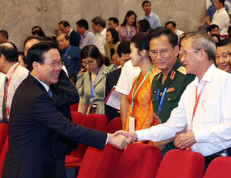 Chủ tịch nước Võ Văn Thưởng với đại biểu tham dự Lễ trao giải Diên Hồng lần thứ nhất. (Ảnh: Thống Nhất/TTXVN)