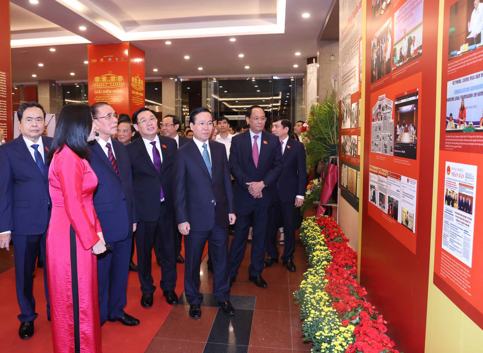 Chủ tịch nước Võ Văn Thưởng, Chủ tịch Quốc hội Vương Đình Huệ và các đại biểu tham quan Triển lãm "Báo chí với hoạt động của Quốc hội, Hội đồng Nhân dân và Khoảnh khắc Diên Hồng". (Ảnh: Thống Nhất/TTXVN)