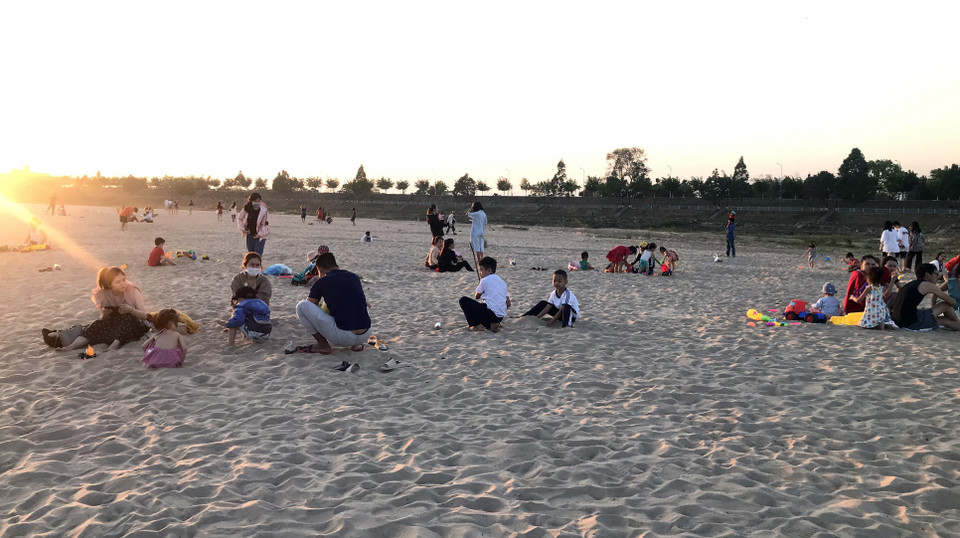 Bãi bồi này thu hút rất đông người dân đến vui chơi, giải tỏa cơn nóng. (Ảnh: Khoa Chương/TTXVN)