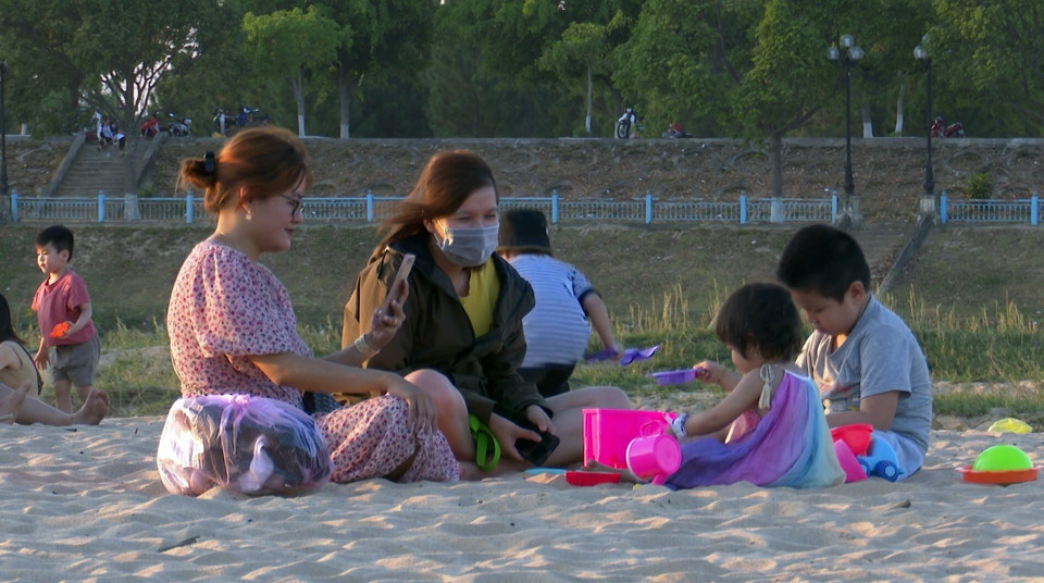 Rất đông người dân thành phố Kon Tum đến bãi cát trên sông Đăk Bla để vui chơi, giải trí. (Ảnh: Khoa Chương/TTXVN)