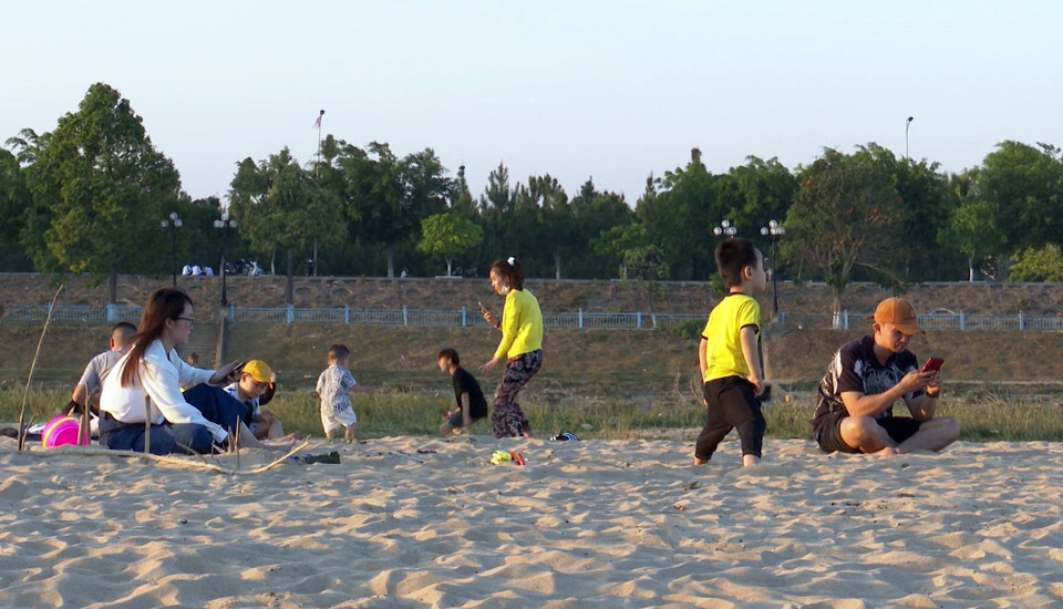 Do đó, dòng sông Đăk Bla, đoạn chảy qua thành phố Kon Tum dần trở nên hiền hòa và thu mình lại, tạo nên một bãi bồi cát rộng lớn. (Ảnh: Khoa Chương/TTXVN)