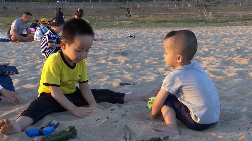 Người dân địa phương gọi đây là 'bãi biển' giữa lòng thành phố. (Ảnh: Khoa Chương/TTXVN)