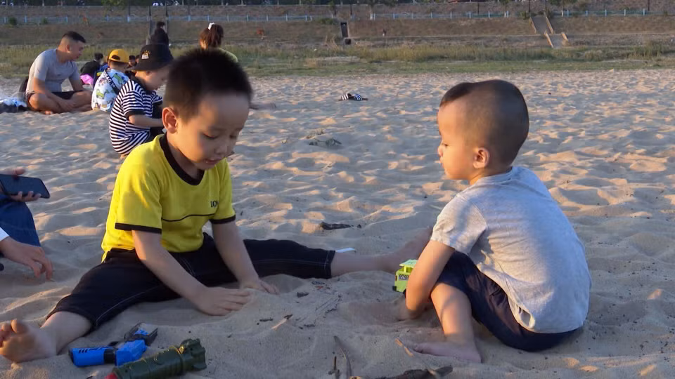 Người dân địa phương gọi đây là 'bãi biển' giữa lòng thành phố. (Ảnh: Khoa Chương/TTXVN)