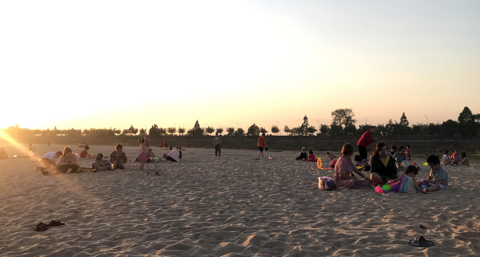 Rất đông người dân thành phố Kon Tum đến bãi cát trên sông Đăk Bla để vui chơi, giải trí. (Ảnh: Khoa Chương/TTXVN)
