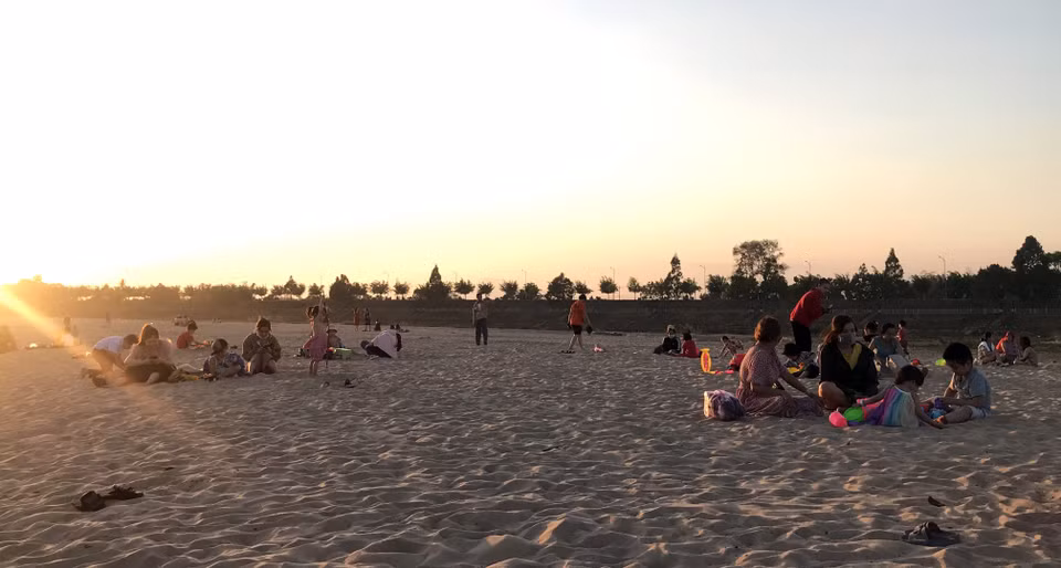 Rất đông người dân thành phố Kon Tum đến bãi cát trên sông Đăk Bla để vui chơi, giải trí. (Ảnh: Khoa Chương/TTXVN)