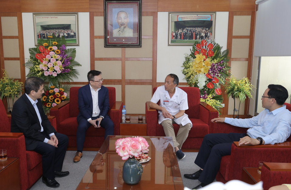 Ủy viên Trung ương Đảng, Phó Tổng Giám đốc TTXVN Lê Quốc Minh chúc mừng Tiến sỹ-bác sỹ Bạch Quốc Khánh - Viện trưởng Viện huyết học-Truyền máu Trung ương nhân kỷ niệm 66 năm ngày Thầy thuốc Việt Nam. (Ảnh: Hoàng Hiếu/TTXVN)