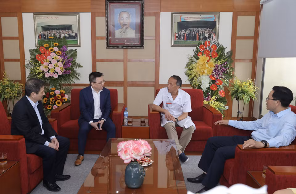 Ủy viên Trung ương Đảng, Phó Tổng Giám đốc TTXVN Lê Quốc Minh chúc mừng Tiến sỹ-bác sỹ Bạch Quốc Khánh - Viện trưởng Viện huyết học-Truyền máu Trung ương nhân kỷ niệm 66 năm ngày Thầy thuốc Việt Nam. (Ảnh: Hoàng Hiếu/TTXVN)
