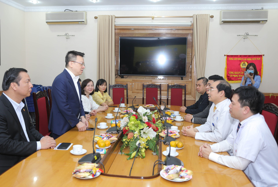 Ủy viên Trung ương Đảng, Phó Tổng Giám đốc TTXVN Lê Quốc Minh chúc mừng ban lãnh đạo Bệnh viện Xanh Pôn nhân kỷ niệm 66 năm Ngày Thầy thuốc Việt Nam. (Ảnh: Hoàng Hiếu/TTXVN)