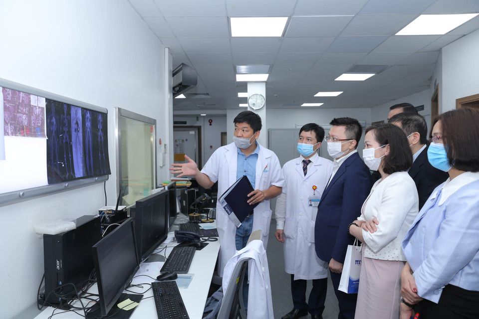 Ủy viên Trung ương Đảng, Phó Tổng Giám đốc TTXVN Lê Quốc Minh và đoàn thăm Trung tâm kỹ thuật cao - Bệnh viện Xanh Pôn. (Ảnh: Hoàng Hiếu/TTXVN)