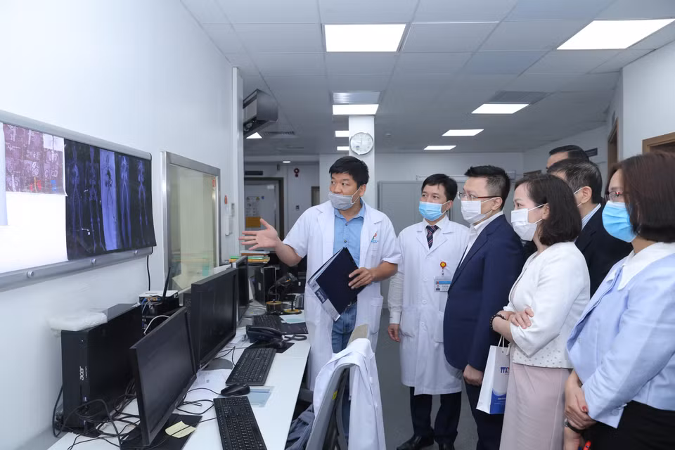 Ủy viên Trung ương Đảng, Phó Tổng Giám đốc TTXVN Lê Quốc Minh và đoàn thăm Trung tâm kỹ thuật cao - Bệnh viện Xanh Pôn. (Ảnh: Hoàng Hiếu/TTXVN)