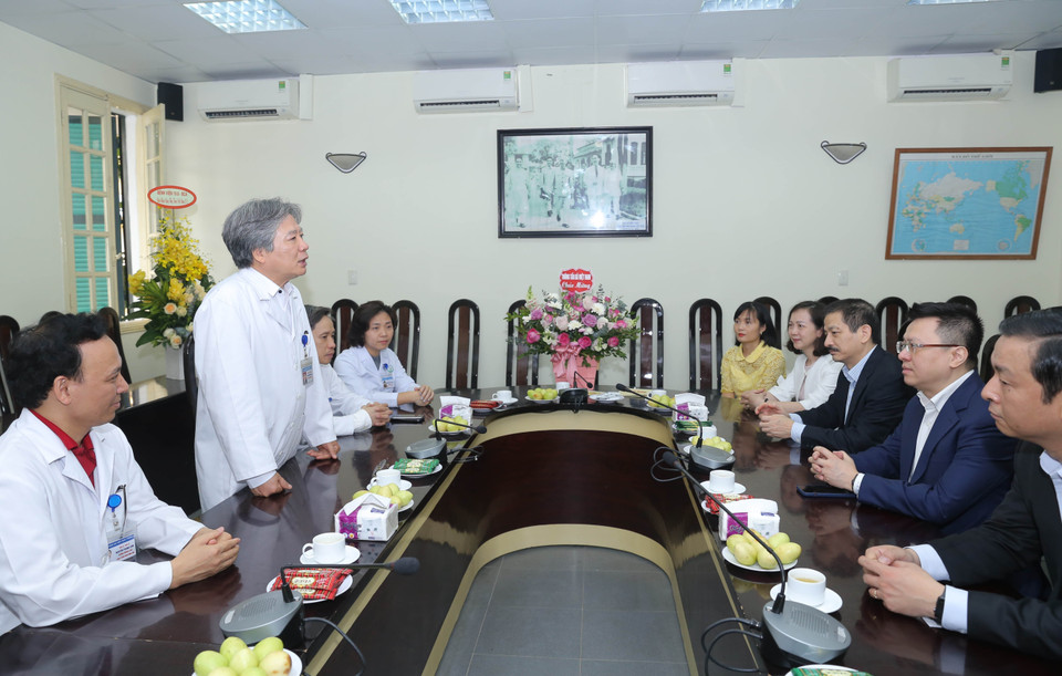  Giáo sư, tiến sỹ Trần Bình Giang - Giám đốc Bệnh viện Hữu nghị Việt-Đức phát biểu tại buổi gặp mặt. (Ảnh: Hoàng Hiếu/TTXVN)