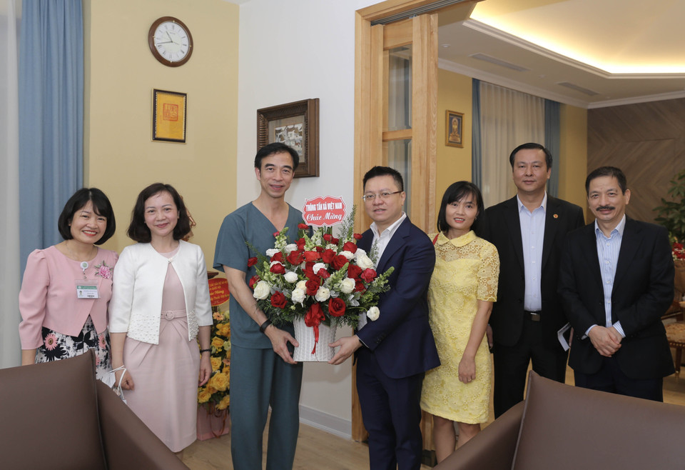 Ủy viên Trung ương Đảng, Phó Tổng Giám đốc TTXVN Lê Quốc Minh chúc mừng lãnh đạo bệnh viện Bạch Mai nhân Ngày Thầy thuốc Việt Nam. (Ảnh: Hoàng Hiếu/TTXVN)