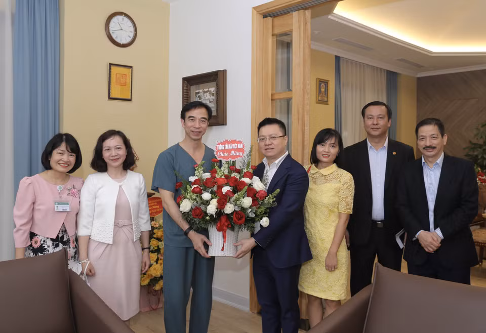 Ủy viên Trung ương Đảng, Phó Tổng Giám đốc TTXVN Lê Quốc Minh chúc mừng lãnh đạo bệnh viện Bạch Mai nhân Ngày Thầy thuốc Việt Nam. (Ảnh: Hoàng Hiếu/TTXVN)