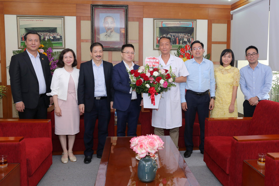 Ủy viên Trung ương Đảng, Phó Tổng Giám đốc TTXVN Lê Quốc Minh tặng lẵng hoa chúc mừng lãnh đạo Viện huyết học-Truyền máu Trung ương nhân kỷ niệm 66 năm Ngày Thầy thuốc Việt Nam. (Ảnh: Hoàng Hiếu/TTXVN)