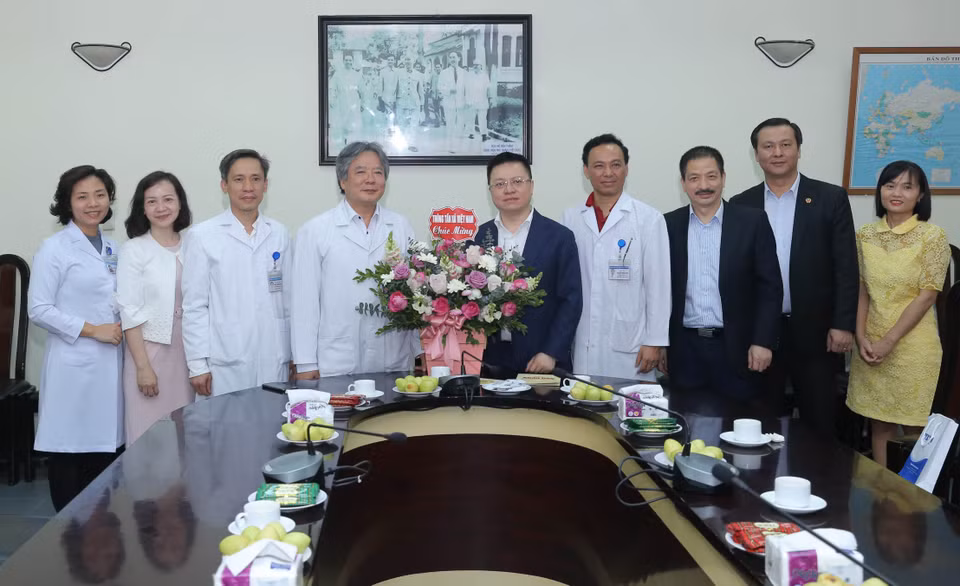 Ủy viên Trung ương Đảng, Phó Tổng Giám đốc TTXVN Lê Quốc Minh tặng lẵng hoa chúc mừng ban lãnh đạo Bệnh viện Hữu nghị Việt-Đức nhân kỷ niệm 66 năm Ngày Thầy thuốc Việt Nam. (Ảnh: Hoàng Hiếu/TTXVN)