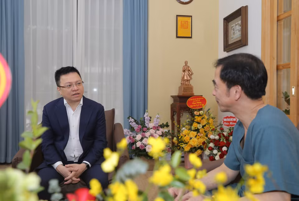Ủy viên Trung ương Đảng, Phó Tổng Giám đốc TTXVN Lê Quốc Minh chúc mừng Giám đốc bệnh viện Bạch Mai Nguyễn Quang Tuấn nhân Ngày Thầy thuốc Việt Nam. (Ảnh: Hoàng Hiếu/TTXVN)