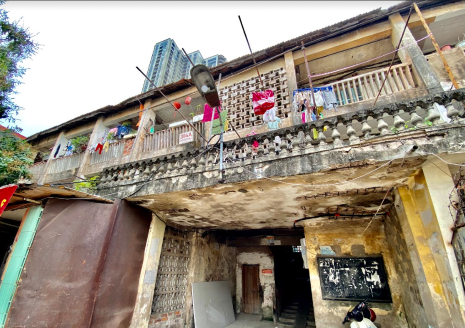 Nhiều nhà chung cư cũ còn có sự phức tạp về quyền sở hữu nên việc quy hoạch lại gặp rất nhiều khó khăn. (Ảnh: Hùng Nguyễn/Vietnam+)