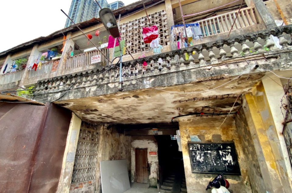Khu tập thể 3 tầng nằm trên phố Cầu Đơ, phường Nguyễn Trãi, quận Hà Đông cũng rơi vào tình trạng tương tự khi khu nhà này xuống cấp nghiêm trọng. (Ảnh: Hùng Nguyễn/Vietnam+)