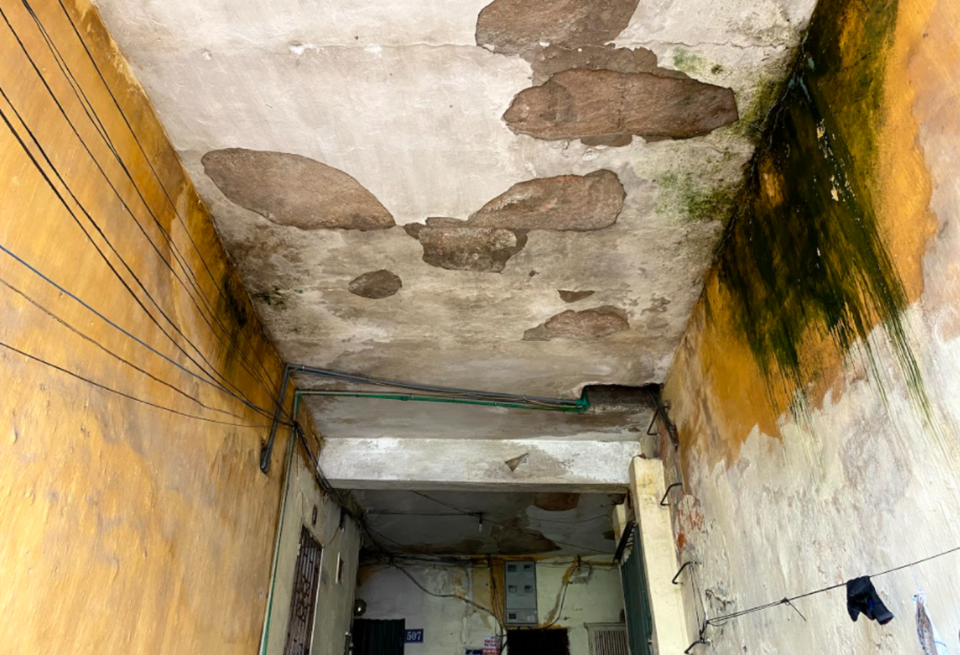 Trần nhà của khu G6a gần như rơi gần hết thạch cao, tường bị ẩm, rêu mọc bám cả một mảng dày. (Ảnh: Hùng Nguyễn/Vietnam+)